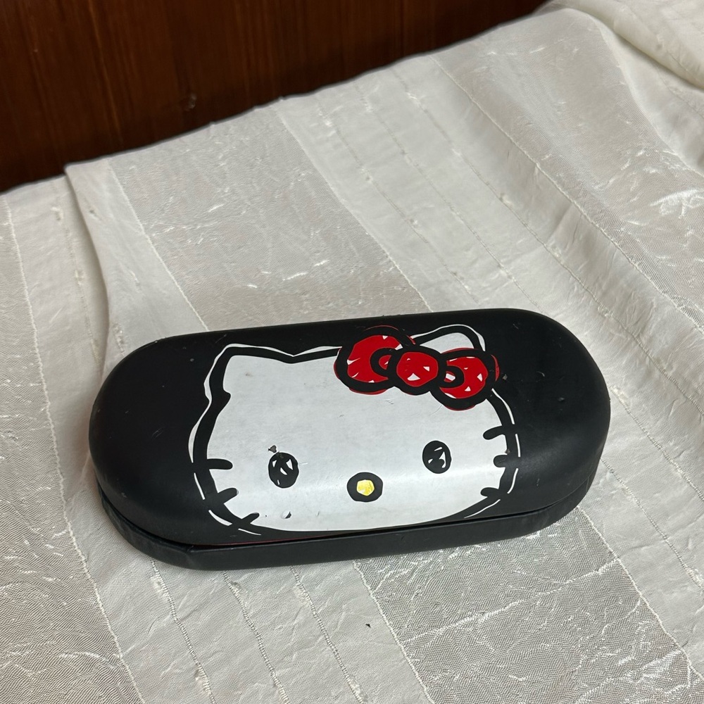Sanrio Hello kitty sunglasses storage case